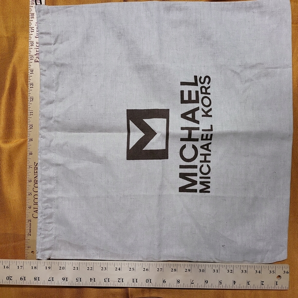 Is Michael Kors Hutton purse Includes dust bag. - Picture 6 of 8